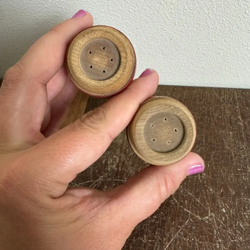 Vintage Wood Red Accent Barrel Salt‎ and pepper Shakers
